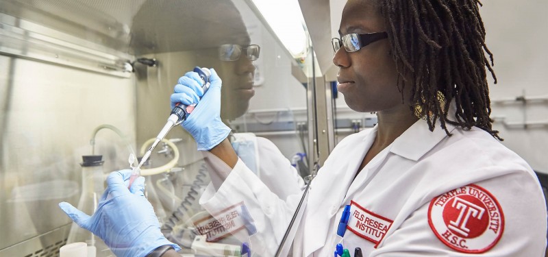 A biomedical sciences student conducts research in the lab.