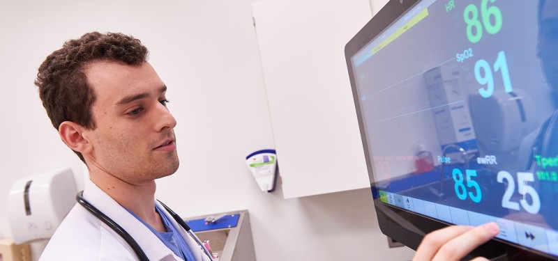 A Temple medical student in the Simulation Training Center.